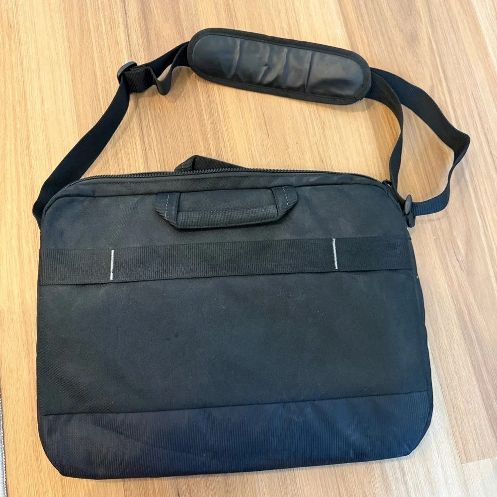 Case Logic Laptop Messenger Bag